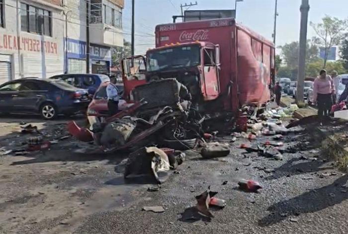 Camión de la Coca-Cola sufre aparatoso accidente sobre el libramiento de Morelia