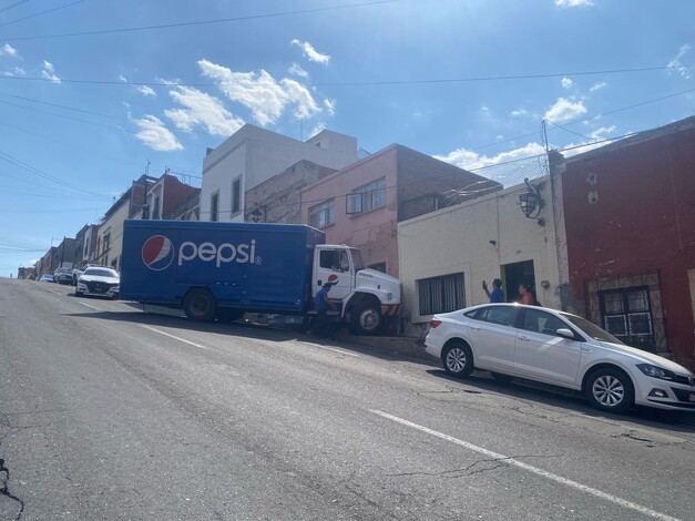 Camión de la Pepsi choca contra fachada de vivienda