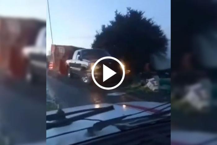 Camión de limón vuelca sobre la Uruapan-Paracho