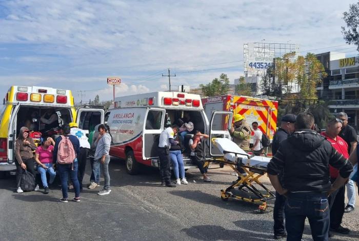 Camión de pasajeros se queda sin frenos y choca; hay cinco lesionados