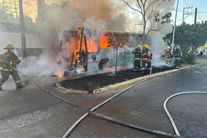 Camión de transporte público arde en llamas en Guadalajara y el chofer abandona a los pasajeros