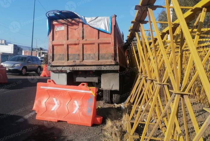 Camión de volteo choca contra puente peatonal en Morelia