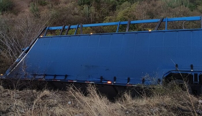 Camión nodriza pierde el control y sale del camino en la Autopista Siglo XXI