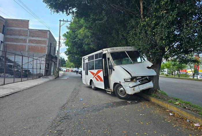 Camión particular choca contra un árbol frente a la Macroplaza Estadio