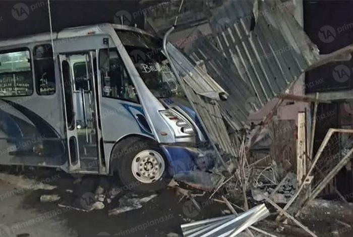 Camión pierde el control y se estampa contra una casa, en Uruapan