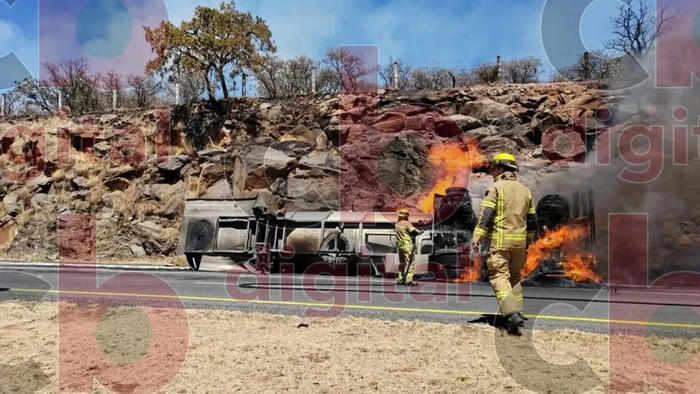 Camión pipa se incendia en la autopista México-Guadalajara