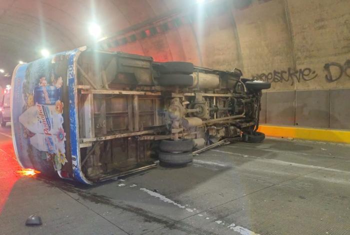 Camión Ruta Centros Comerciales vuelca tras choque contra auto en Morelia; hay 4 heridos leves