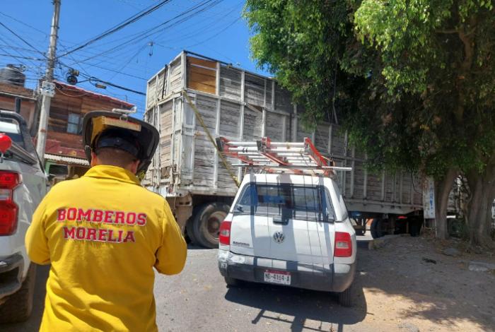 Camión se atora en cableado eléctrico y provoca cortocircuito en Colinas del Sur, Morelia