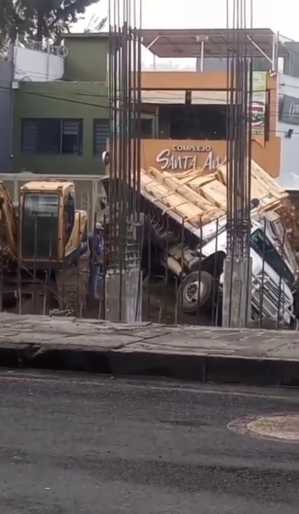 Camión sufre desbalance por carga en Morelia