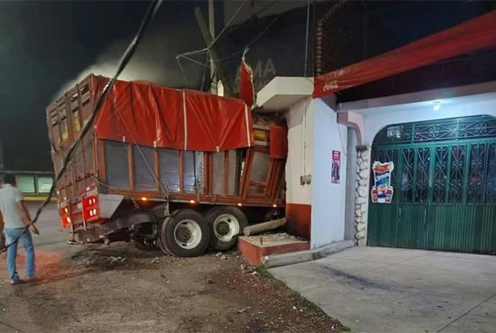 Camión torton se incrusta en un domicilio de Tzurumútaro, municipio de Pátzcuaro