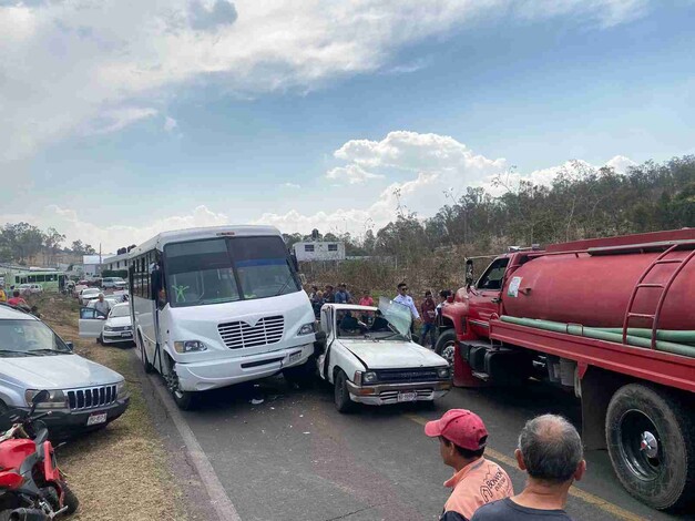 Camión urbano y pipa con agua le hacen «sandwich» a una camioneta