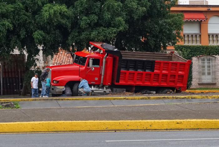 Camión volteo cae en socavón en Las Tijeras, en Morelia