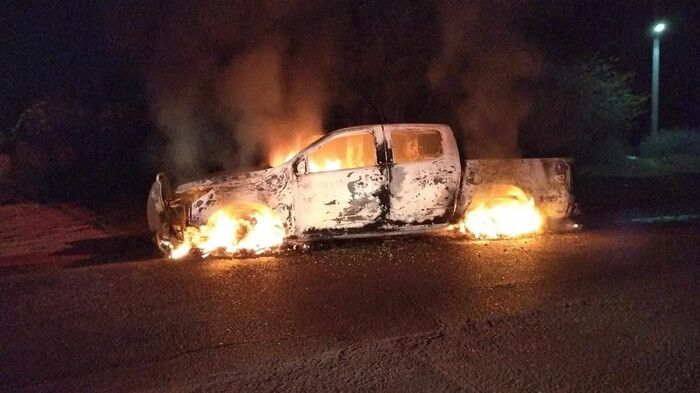 Camioneta arde en llamas a un costado de la carretera Apatzingán – El Recreo