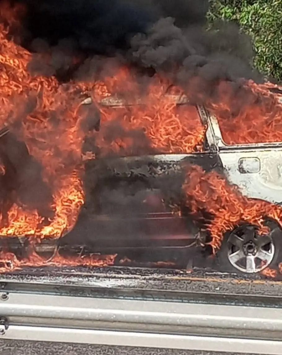 Camioneta arde en llamas en la autopista Siglo XXI