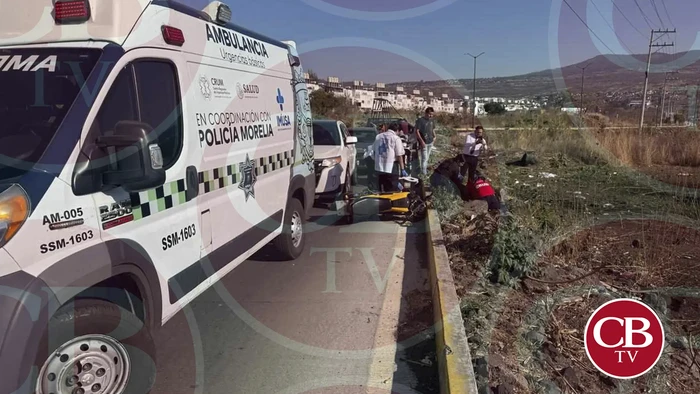 Camioneta atropella a mujer motociclista en Villas del Pedregal