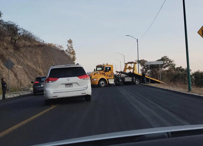 Camioneta cae a terreno en declive a la orilla del Ramal Camelinas