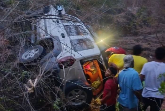 Camioneta cae a un barranco tras chocar contra una moto en Huetamo; hay 4 heridos