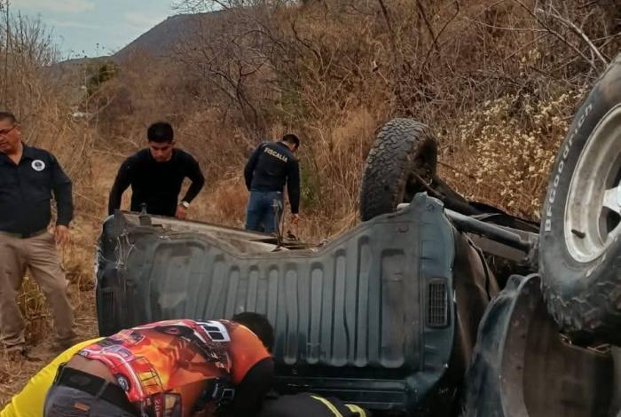 Camioneta cae a un barranco en Zitácuaro; hay un muerto y 8 lesionados
