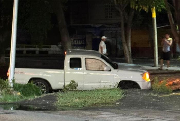 Camioneta cae a un desnivel en Apatzingán; ocupantes resultan ilesos