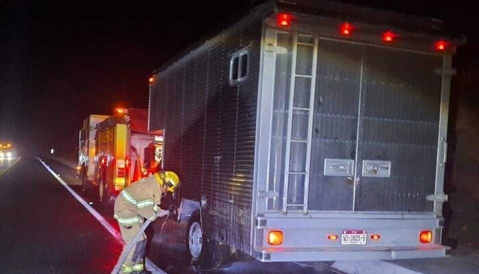 Camioneta casi se incendia por llantas en llamas en autopista Pátzcuaro-Cuitzeo