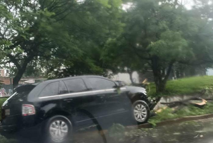 Camioneta choca contra árbol en el Libramiento Norponiente de Morelia