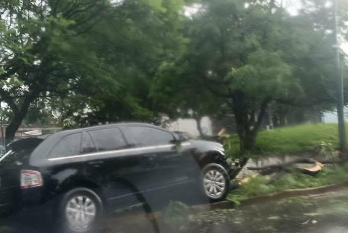Camioneta choca contra árbol en el Libramiento Norponiente de Morelia