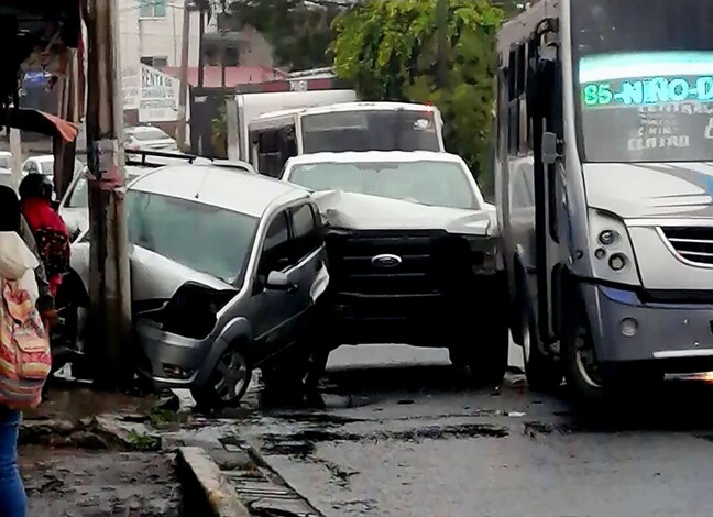 Camioneta choca contra auto y lo proyecta contra un poste, en Uruapan