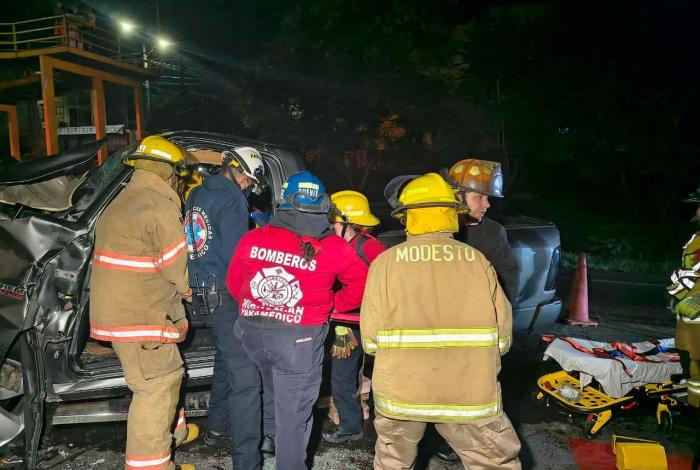 Camioneta choca contra camión de carga en el libramiento de Morelia; hay 1 herido