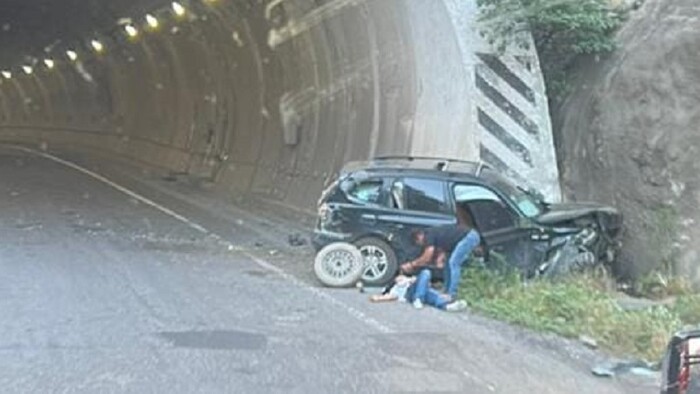 Camioneta choca contra la base de un túnel en la Autopista Siglo XXI; hay un lesionado