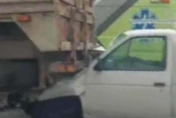 Camioneta choca contra retaguardia de camión descompuesto en el Libramiento Poniente de Morelia