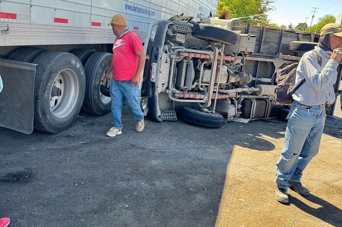 Camioneta choca contra tráiler y vuelca en Zamora; no hay heridos