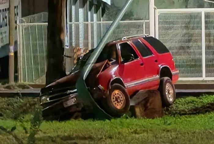 Camioneta choca contra un poste y un árbol en el Libramiento Norte de Morelia; hay 3 heridos