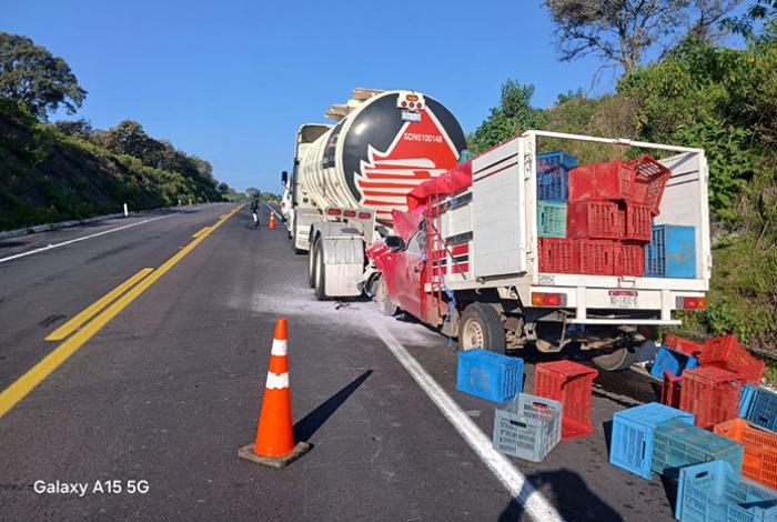 Camioneta choca por alcance con pipa de Pemex en la carretera Copándaro-Pátzcuaro