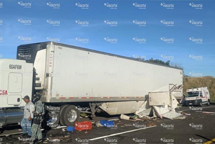 Camioneta choca por alcance con un tractocamión en la autopista de Occidente