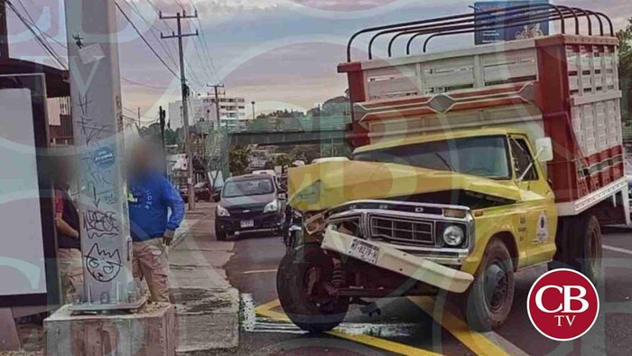 Camioneta choca un poste de SSP en Morelia