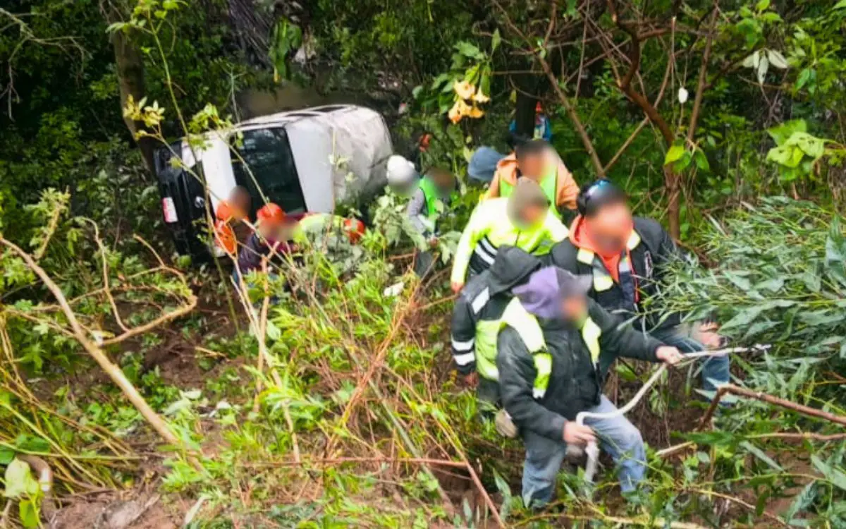 Camioneta con 18 trabajadores cae a barranco en Álvaro Obregón