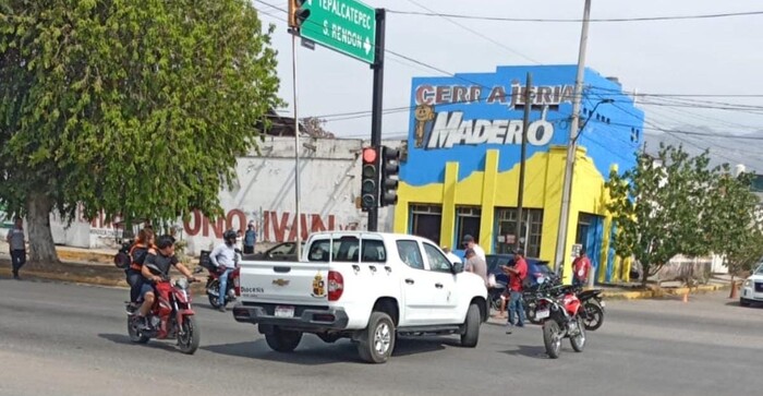 Camioneta de la Arquidiócesis de Apatzingán atropelló a pareja