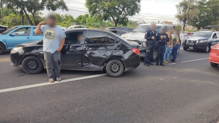 Camioneta de la FGE choca contra auto en la Av. Madero Poniente de Morelia