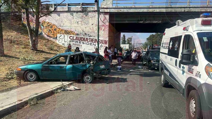 Camioneta destruye auto por alcance en el libramiento de Morelia