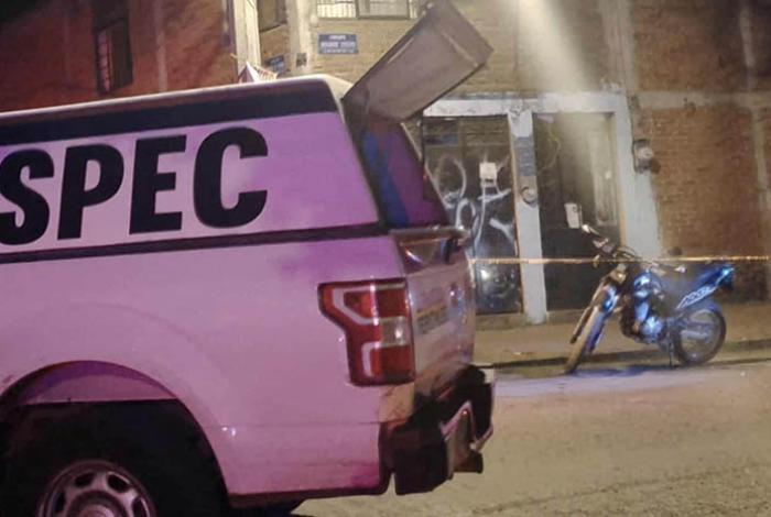 Camioneta embiste a motociclistas al norte de Morelia; hay una joven muerta y 2 adolescentes heridos