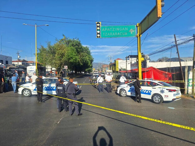 Camioneta embiste y mata a motociclista, en Uruapan