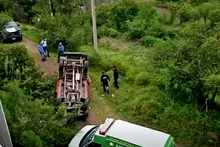 Camioneta gasera se precipita a un desnivel, en la carretera La Piedad – Degollado