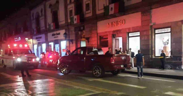 Camioneta golpea a peatón en el centro de Morelia