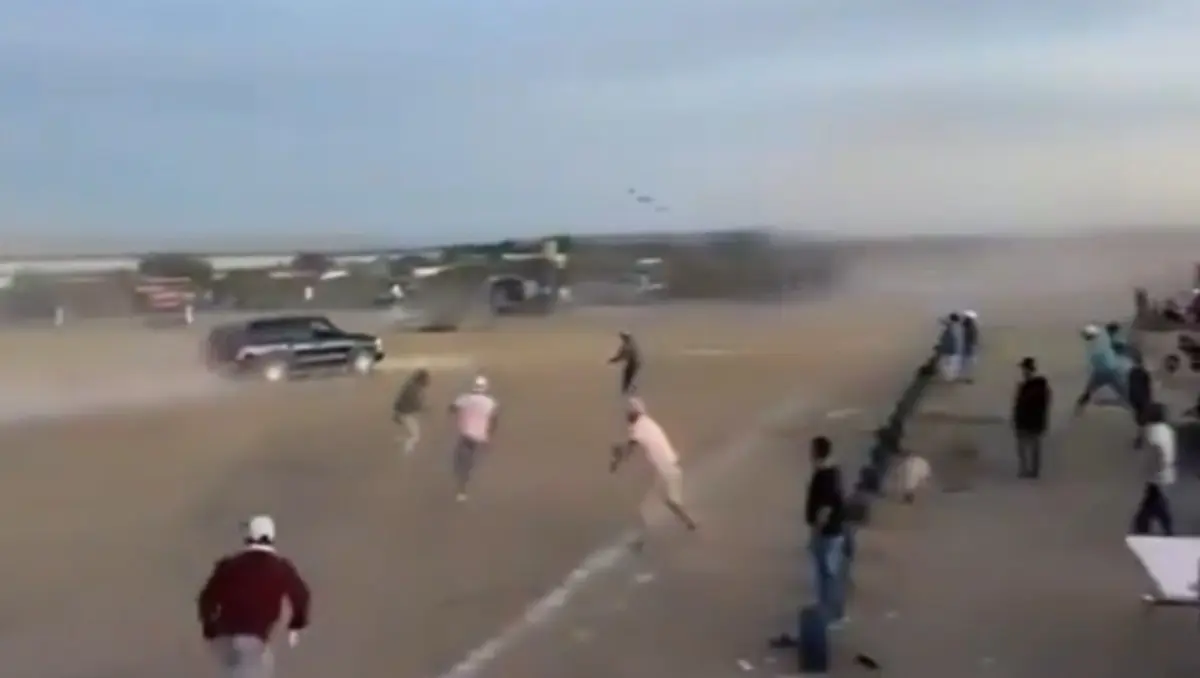 Camioneta irrumpe en un campo de fútbol y mata a dos personas en Guanajuato | VIDEO