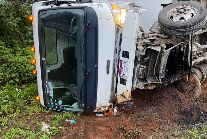 Camioneta repartidora vuelca en la pista Siglo XXI; 3 ocupantes resultan lesionados