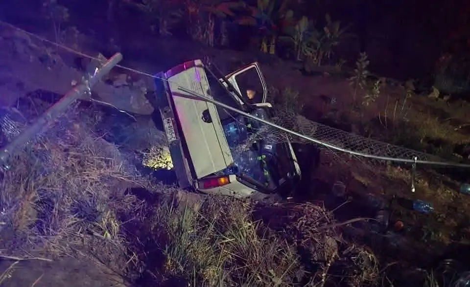 Camioneta se desbarranca en Tacámbaro; seis integrantes de una familia resultan heridos