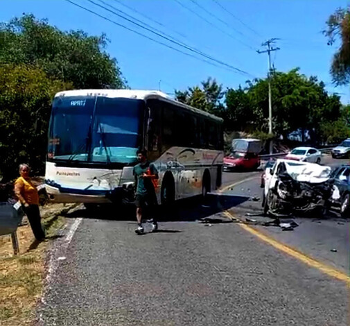 Camioneta se impacta contra autobús, en la carretera Uruapan – Lombardía; hay dos heridos graves