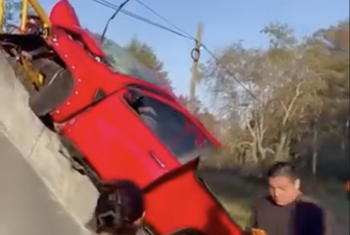 Camioneta se impacta contra puente peatonal en Huiramba