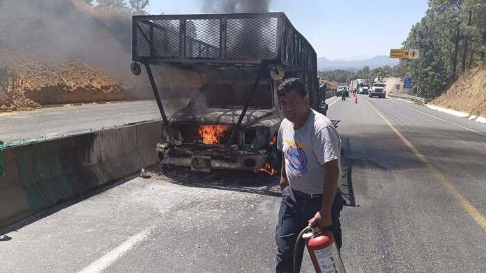 Camioneta se incendia en la Autopista Siglo XXI, por posible falla mecánica