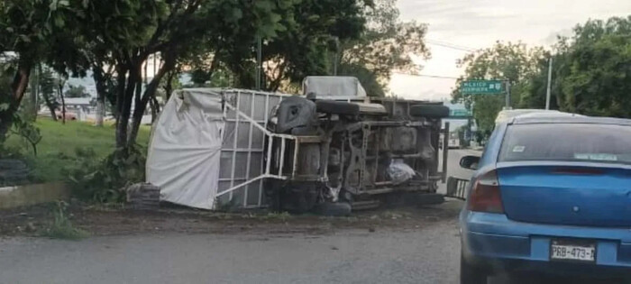 Camioneta sufre volcadura cerca de la Central de Abastos en Morelia